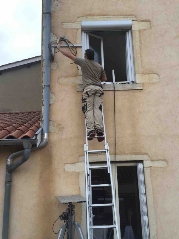Installation groupe extérieur en façade